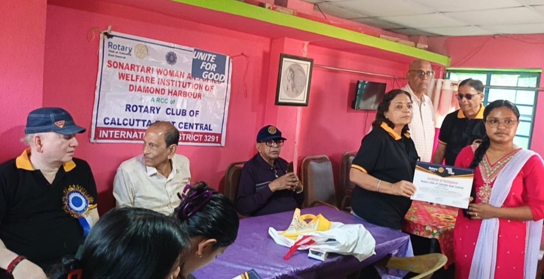 পিছিয়ে পড়া গ্রামীণ মহিলাদের স্বনির্ভর করার লক্ষ্যে চক্ষু পরীক্ষা শিবির, চশমা বিতরণ ও সার্টিফিকেট প্রদান