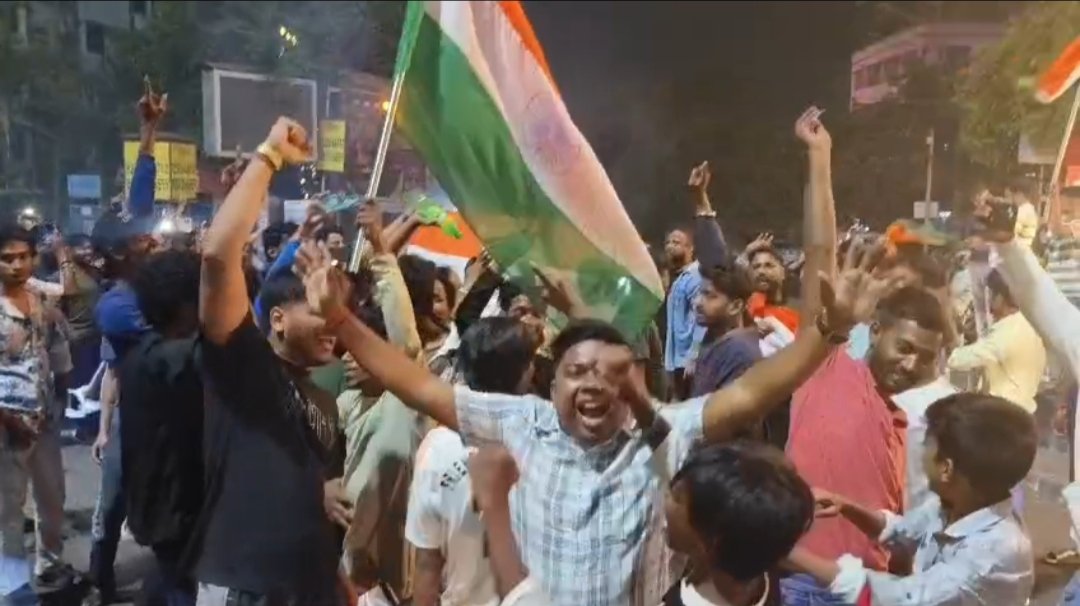টি-টোয়েন্টি বিশ্বকাপের ফাইনালে নিউজিল্যান্ডকে হারিয়ে শিরোপা জিতেছে ভারত, সারা দেশে উৎসবের পরিবেশ, আরতিশ বাজি, বাংলায়ও মিষ্টি বিতরণ