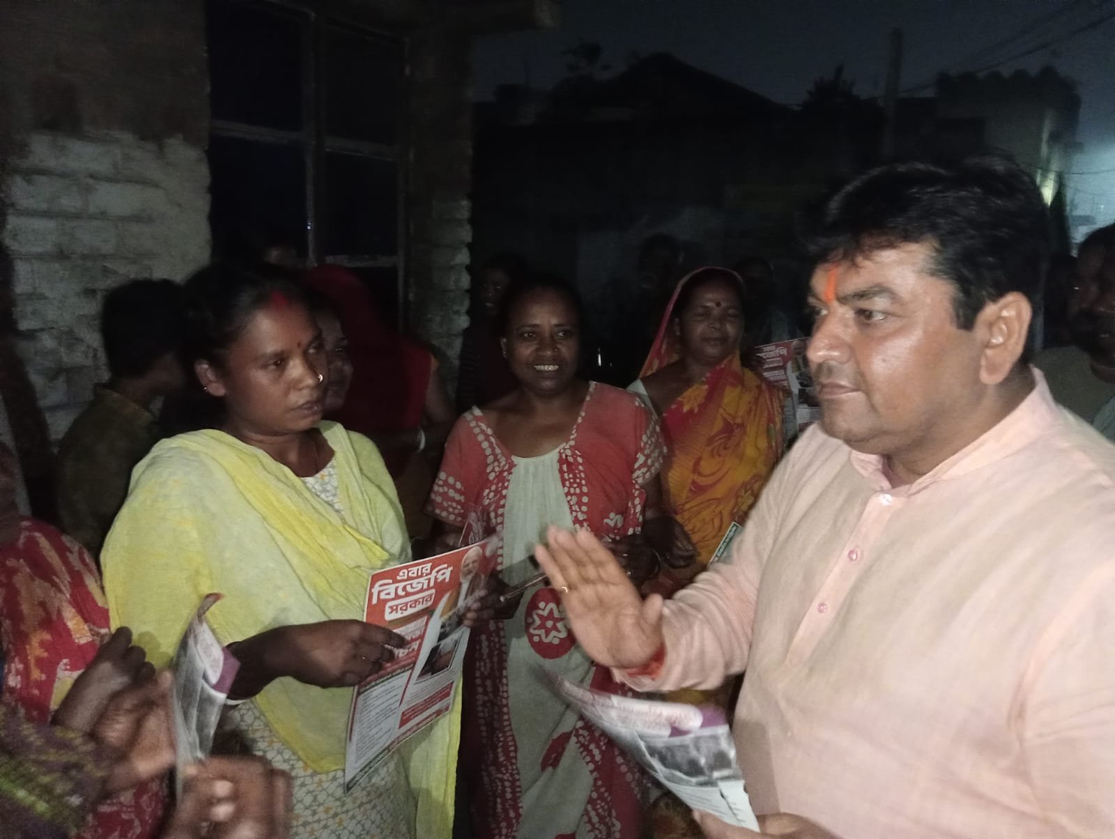 উত্তরপ্রদেশে বিজেপির জনসংযোগ প্রচারের সময়, অভাবীদের মধ্যে কাপড় বিতরণ করা হয়েছিল।