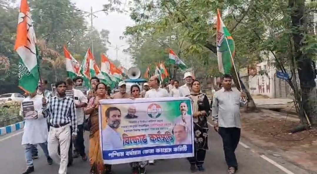 কংগ্রেস কর্মীরা এসআইআর-এর বিরুদ্ধে প্রতিবাদে তোলপাড় সৃষ্টি করে, এসডি অফিসের গেট ভেঙে ভেতরে প্রবেশ করে।