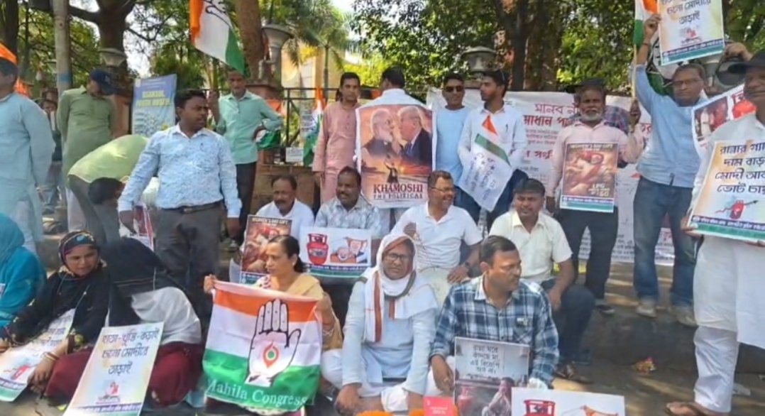 দামি গ্যাস সিলিন্ডারের বিরুদ্ধে কংগ্রেসের অনন্য প্রতিবাদ, খাবার তৈরি করে খিচুড়ি রান্না।