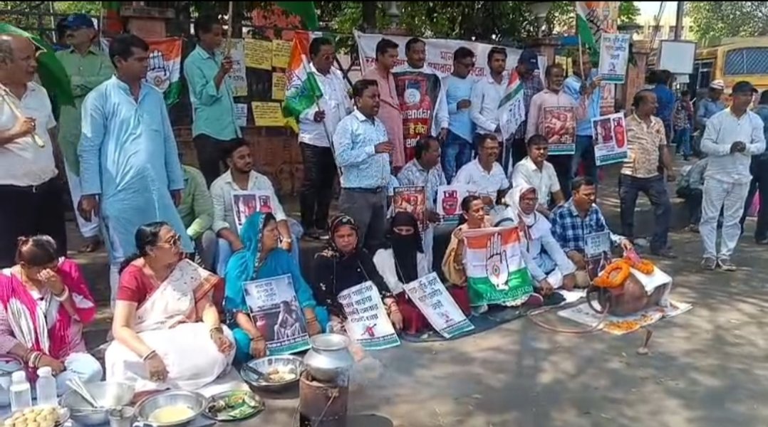 গ্যাস সিলিন্ডারের মূল্যবৃদ্ধির প্রতিবাদে কংগ্রেসের অভিনব বিক্ষোভ, চুলায় খিচুড়ি রান্না