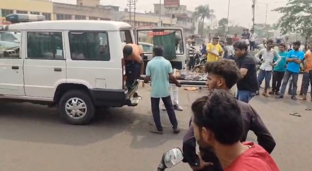 দুর্গাপুরে জোড়া পথ দুর্ঘটনা, ট্রাকের ধাক্কায় মৃত্যু মহিলা ও বাইক আরোহীর