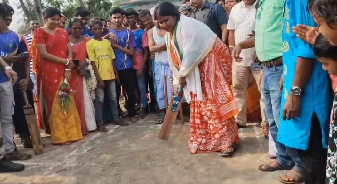 ভোট প্রচারে ব্যাট হাতে মাঠে নেমে ক্রিকেট খেললেন রেখা পাত্র