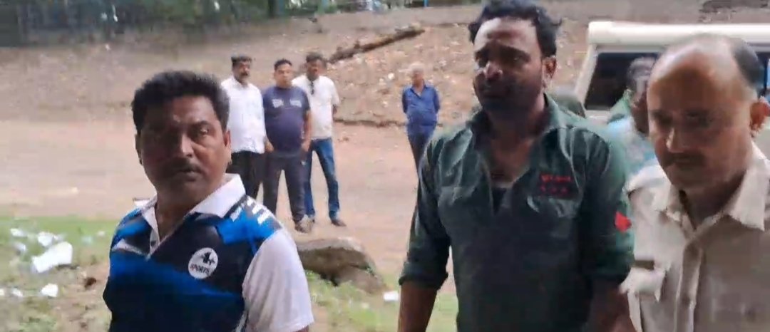 নির্বাচন কমিশনের কর্মীদের মারধর, গ্রেপ্তার তিন—আদালতে পেশ