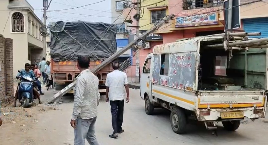 নিয়ামতপুরে চাল বোঝাই লরির ধাক্কায় বিদ্যুৎ খুঁটি ভেঙে পড়ল, এলাকায় সাময়িক বিদ্যুৎ বিভ্রাট