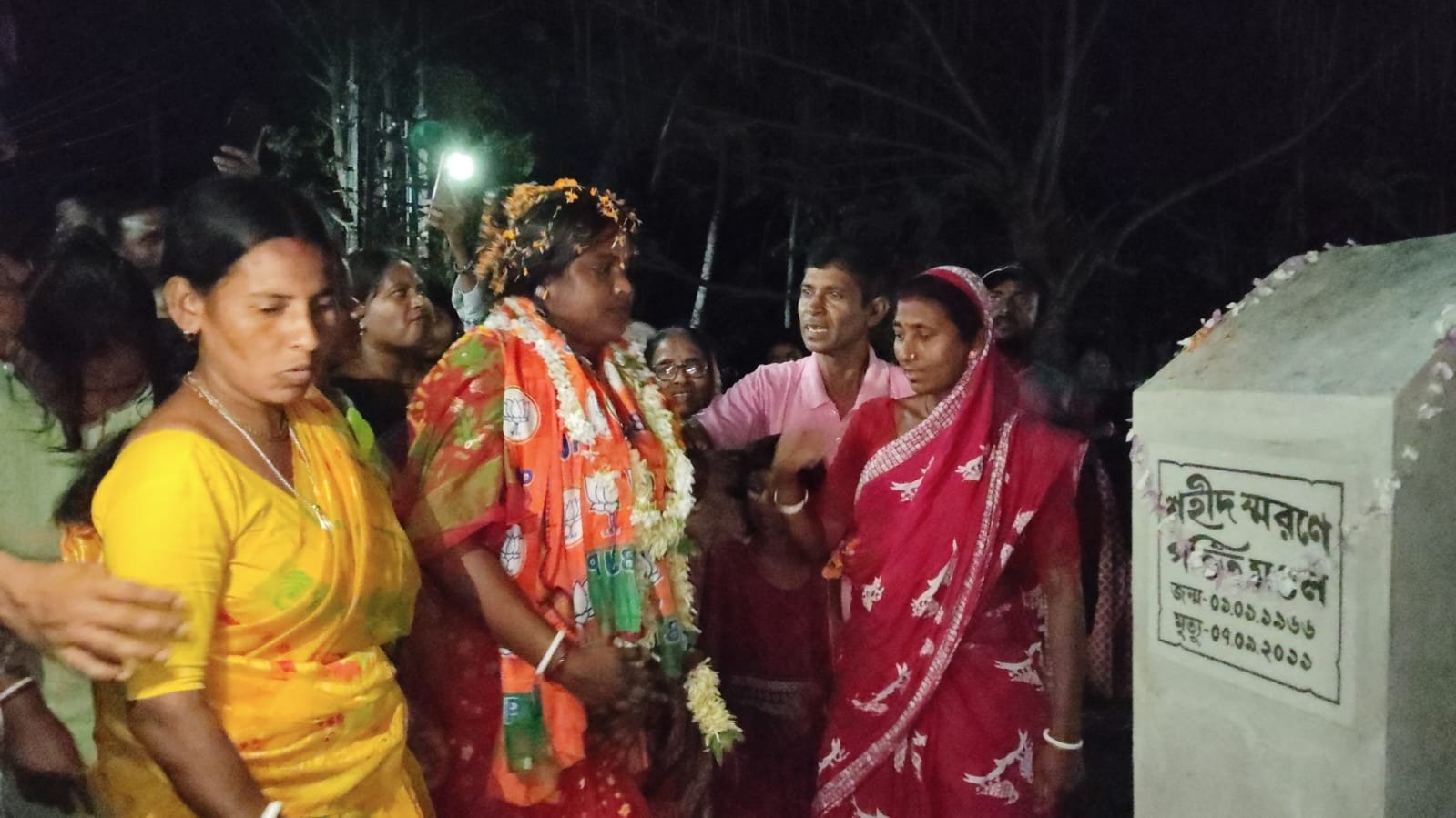 হিঙ্গলগঞ্জে বিজেপি প্রার্থীর পদযাত্রা, জনসংযোগে রেখা পাত্র