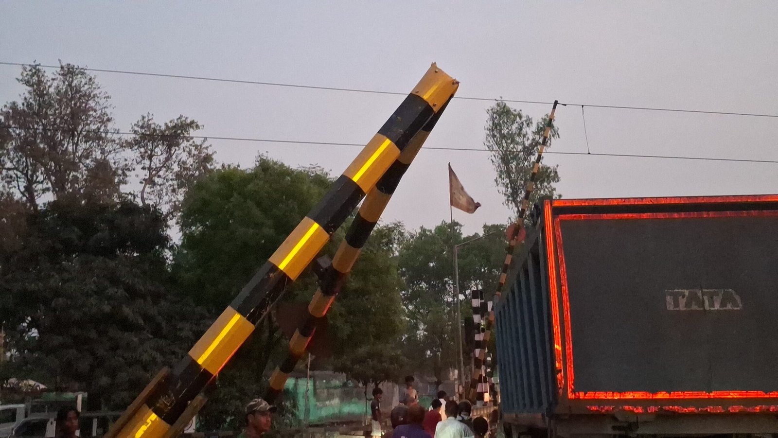 কয়লা বোঝাই ডাম্পার গেট ভেঙে এগিয়ে যাওয়ায় এলাকায় ব্যাপক চাঞ্চল্য