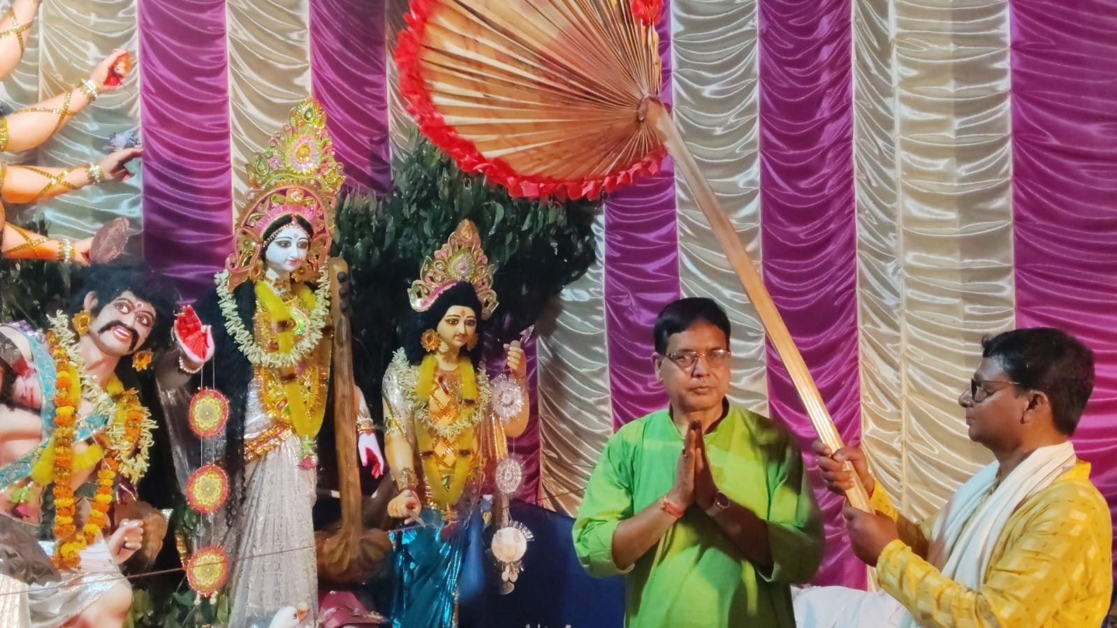হিঙ্গলগঞ্জে নবমীর সন্ধ্যায় ঢাক বাজিয়ে জনসংযোগ তৃণমূল প্রার্থীর