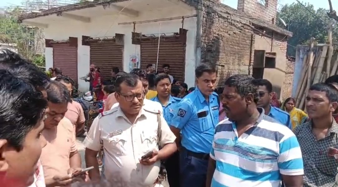 SIR-এ নাম বাতিল, ক্ষোভে টায়ার জ্বালিয়ে পথ অবরোধ মালদার মানিকচকে