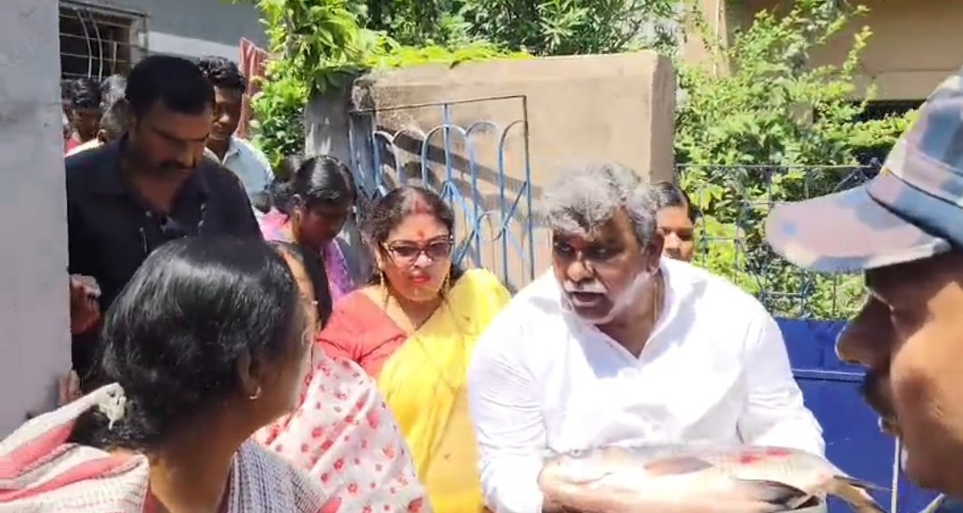 হাতে একটি বড় মাছ নিয়ে বিজেপি প্রার্থী জিতেন্দ্র তিওয়ারির মনোনয়ন যাত্রা, তার অনন্য স্টাইল নজর কেড়েছে