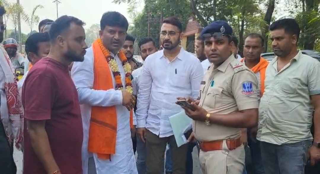 দুর্গাপুরে মনোনয়ন জমা ঘিরে উত্তেজনা, মুখোমুখি তৃণমূল-বিজেপি