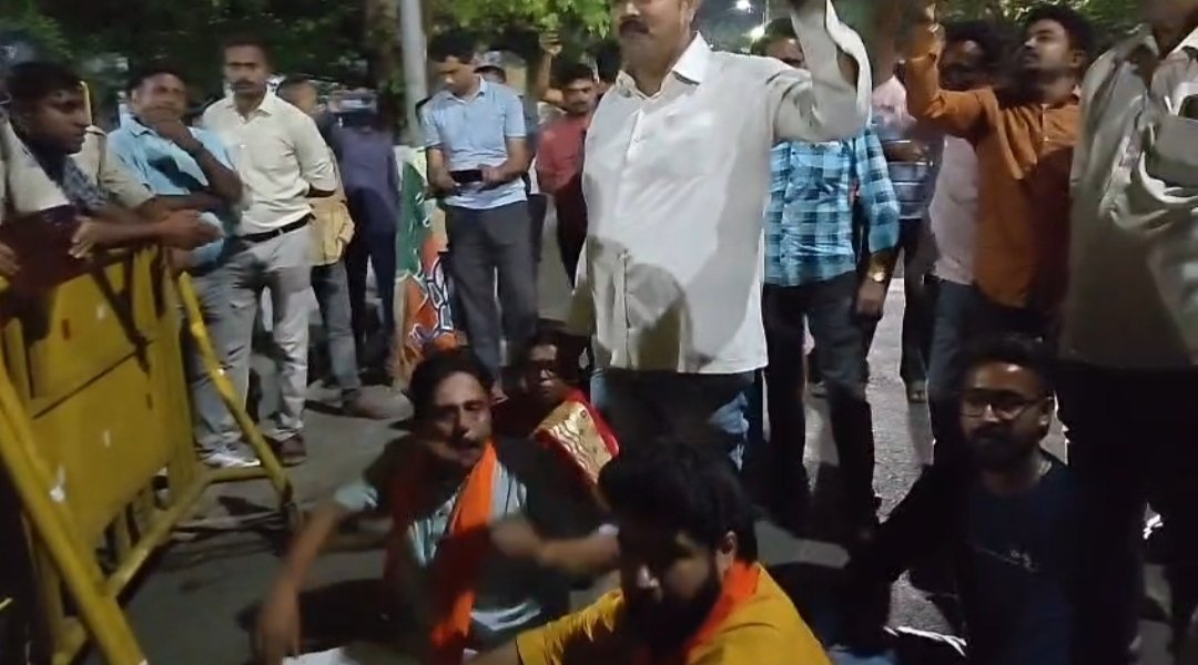 এরিক লাকড়া খুনের ঘটনায় উত্তাল চিত্তরঞ্জন, থানা ঘেরাও করে বিজেপির বিক্ষোভ