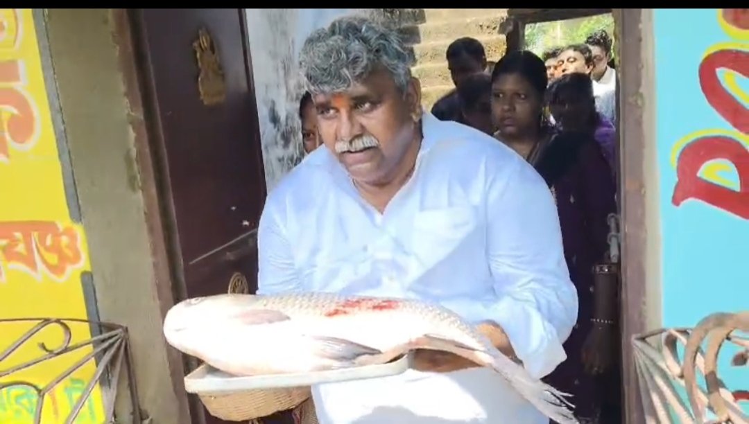 মাছের যাত্রা দিয়ে মনোনয়ন শোভাযাত্রা, পাণ্ডবেশ্বরে অভিনব উদ্যোগ বিজেপি প্রার্থী জিতেন্দ্র তেওয়ারির