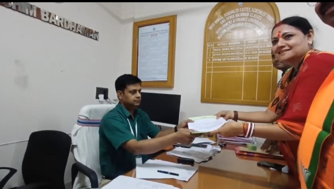 ढोल-नगाड़ों के साथ नामांकन दाखिल करने पहुँचीं अग्निमित्रा पाल, “पीएम मोदी के नेतृत्व में बनेगा सोनार बांग्ला” का दावा तृणमूल पर बोला जमकर हमला