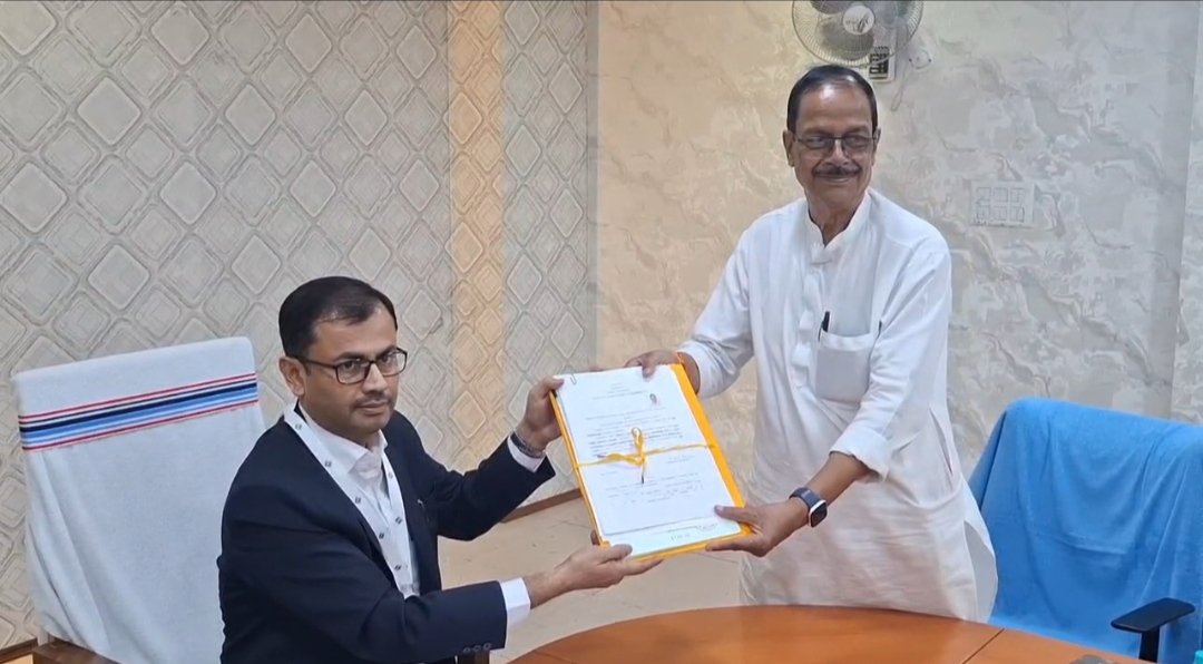 মনোনয়ন জমা দিয়ে লড়াইয়ের ইঙ্গিত, প্রচারে ঝাঁপালেন মলয় ঘটক