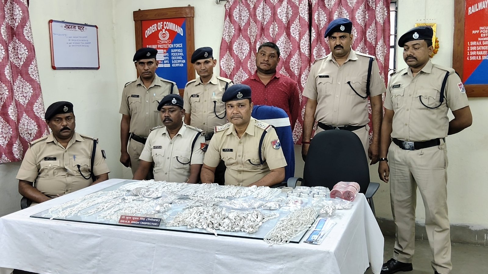 বড়চক রেলস্টেশন থেকে ১৪ কেজি রুপোর গয়নাসহ একজন গ্রেফতার