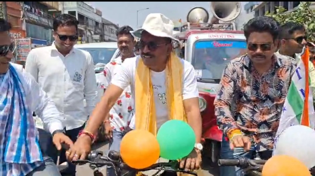 দুর্গাপুরে ভয়াবহ দুর্ঘটনা, নিয়ন্ত্রণ হারিয়ে জাতীয় সড়কের ধারে উল্টে গেল পণ্যবাহী কনটেনার