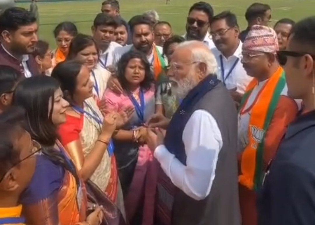 আসানসোলে জনসভার আগে মহিলা কর্মীদের সঙ্গে দেখা করলেন প্রধানমন্ত্রী, বললেন- নির্ভয়ে ভোট দিন