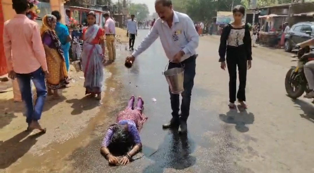 কুলটির লছিপুরে মা শীতলার পুজোয় দণ্ডি দিয়ে ভক্তদের সমাগম