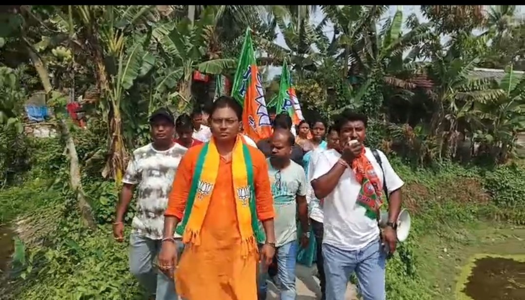 মাইক হাতে প্রচার, সঙ্গে ডেঙ্গি সতর্কবার্তা—ভোট প্রচারে নজর কাড়লেন বিজেপি প্রার্থী