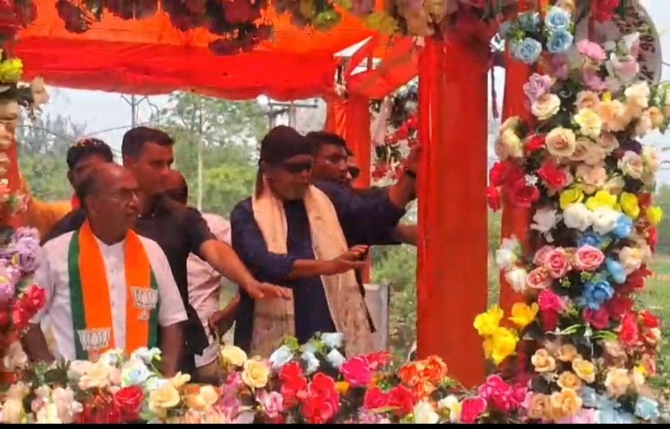 কুলটিতে বিজেপির শক্তি প্রদর্শন, মিঠুন চক্রবর্তী-র রোড শোয়ে উচ্ছ্বাস