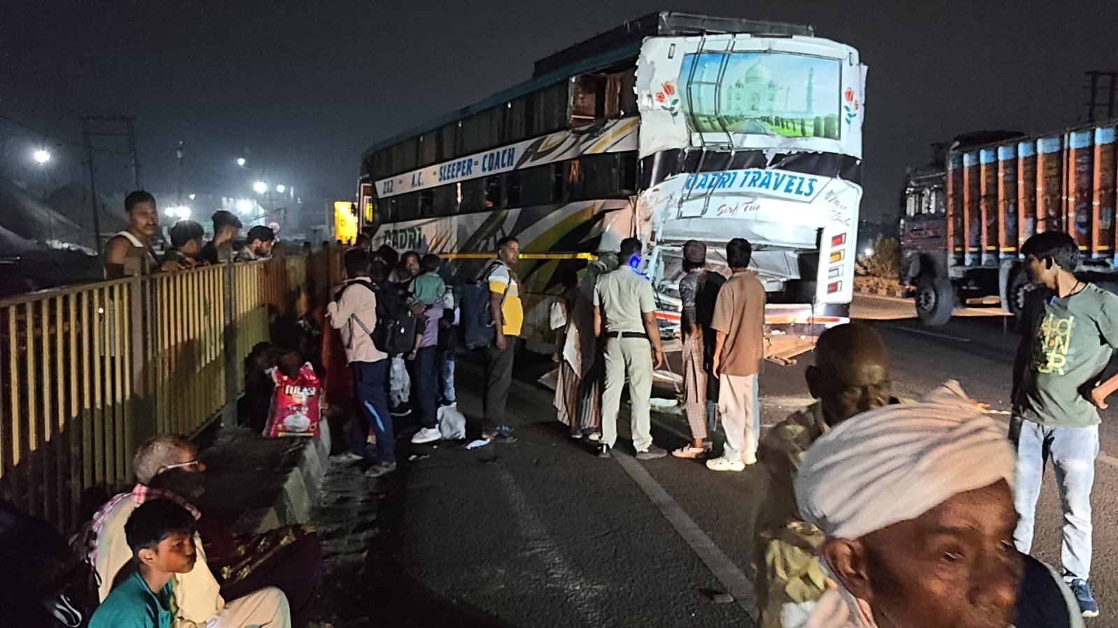 রানীগঞ্জে ভয়াবহ সড়ক দুর্ঘটনা, টুরিস্ট বাসে ট্রাকের ধাক্কা — আহত অন্তত ১৬