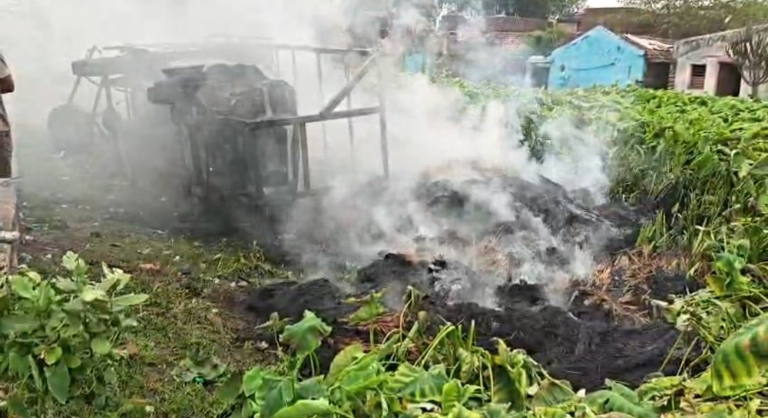 সীতারামপুরে খড় বোঝাই পিকআপে আগুন, বিদ্যুতের তারে লেগেই বিপত্তি