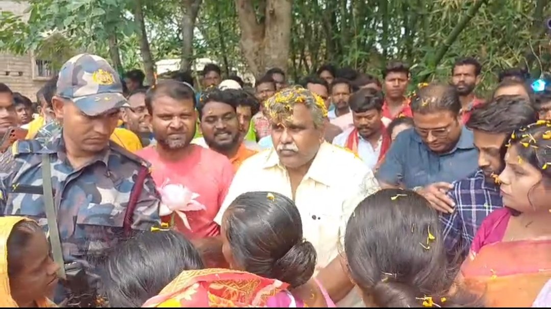 ঝাঁটা হাতে সাফাই অভিযানে নবনির্বাচিত বিধায়ক জিতেন্দ্র তেওয়ারি