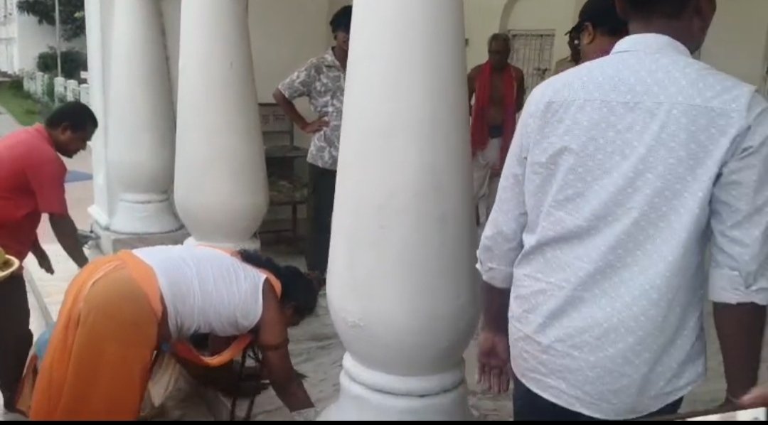 ডন্ডিগেটে পুজো দিলেন বাবা মদনমোহন ঠাকুরবাড়িতে কোচবিহারের শংকর রায়