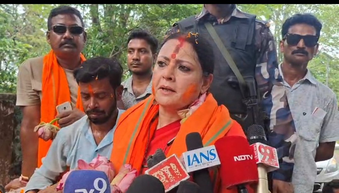 মমতা বন্দ্যোপাধ্যায়ের সাদা শাড়ি নিয়ে কটাক্ষ অগ্নিমিত্র পালের