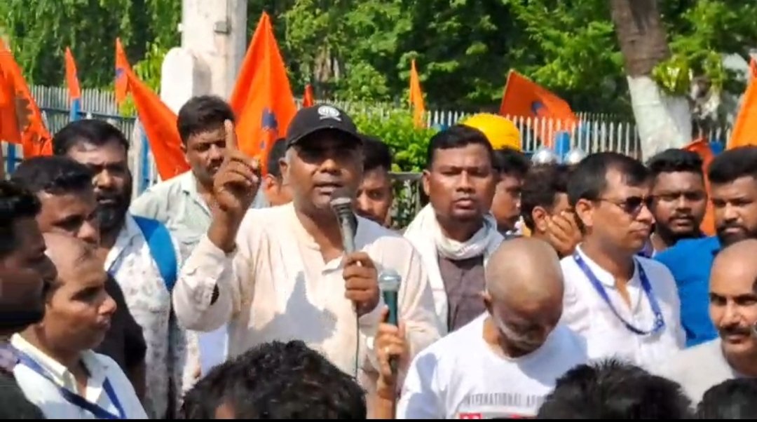 চল্লিশ শতাংশ ঠিকা শ্রমিক ছাঁটাইয়ের অভিযোগে ডিএসপি গেটে বিক্ষোভ
