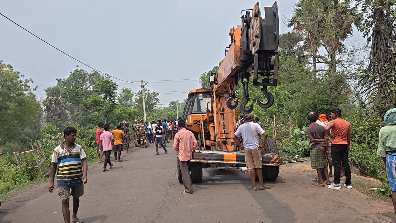 ইসিএলের হাইড্রা গাড়ির ধাক্কায় সাইকেল আরোহীর মৃত্যু, দেহ রেখে বিক্ষোভ স্থানীয়দের