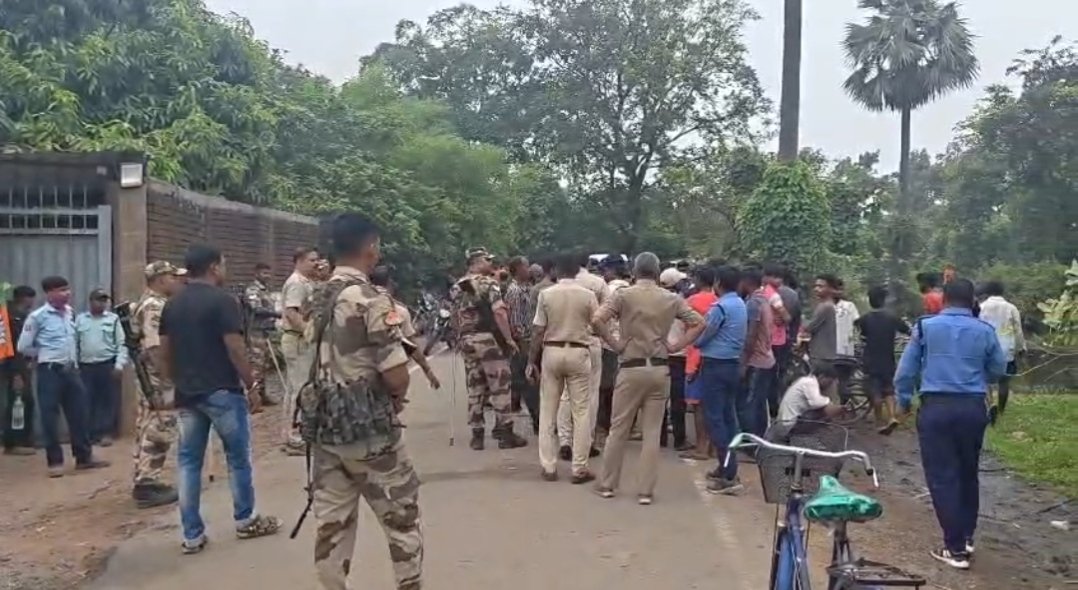 ক্রেসারের দূষণে অতিষ্ঠ মহেশপুর, কারখানার গেটে বিজেপির ঝান্ডা হাতে বিক্ষোভ গ্রামবাসীদের