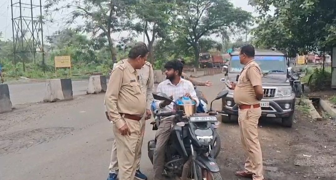 কুলটি ট্রাফিক গার্ডের উদ্যোগে হেলমেটবিহীন বাইক চালকদের বিরুদ্ধে কড়া অভিযান