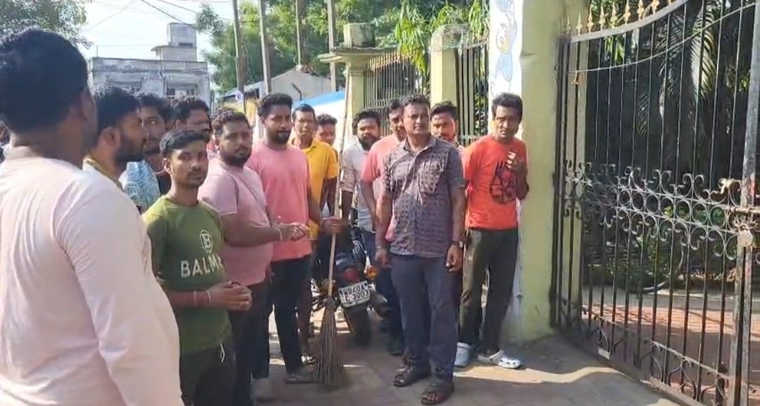 দুর্গাপুরে কমিউনিটি শৌচালয়ের তালা ভেঙে খুলল বিজেপি, শুরু পরিষ্কার-পরিচ্ছন্নতার কাজ