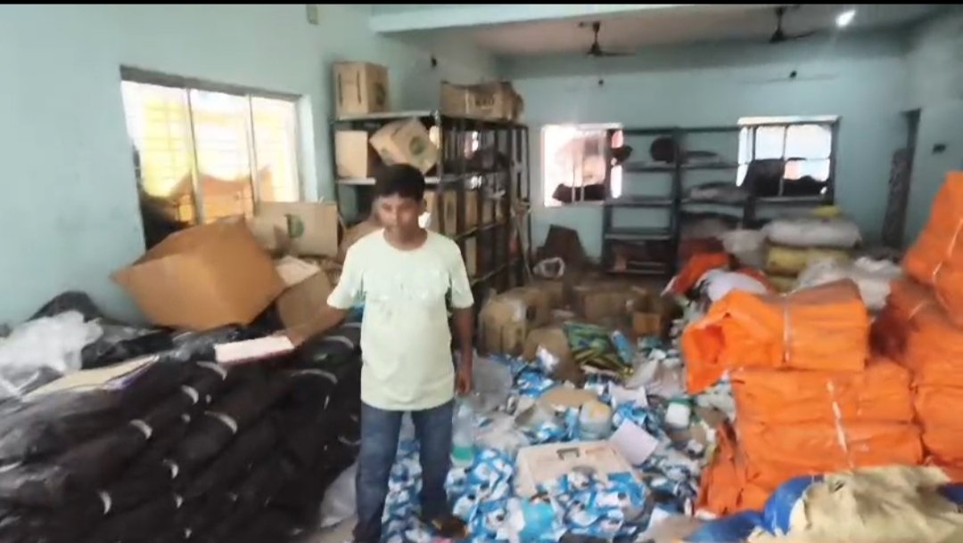 প্রাক্তন তৃণমূল বিধায়কের গোডাউন থেকে উদ্ধার সরকারি ত্রাণ সামগ্রী! উত্তেজনা বাঁকোলায়