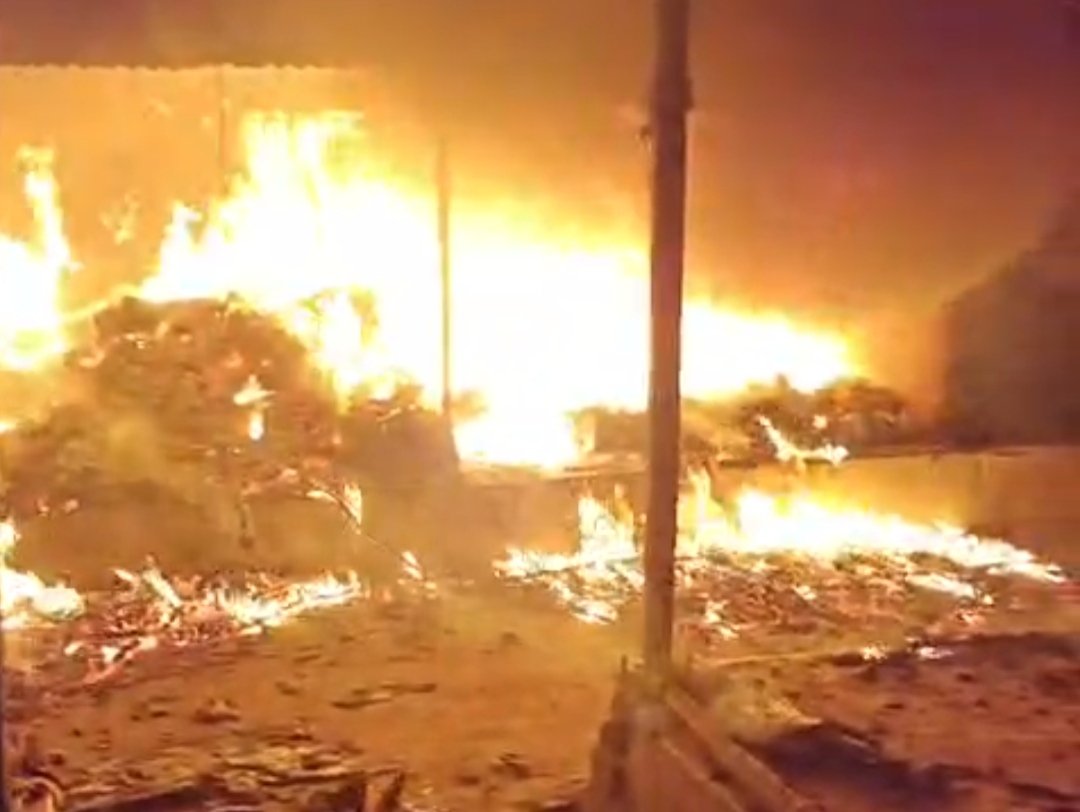 Massive fire in Rupnarayanpur vegetable market at midnight, many shops burnt to ashes