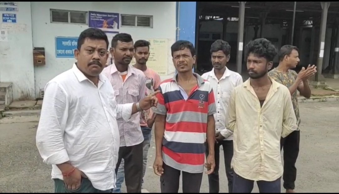 ইসলামপুর সুপার স্পেশালিটি হাসপাতালে উপস্থিতি রেজিস্টার ও বেতন নিয়ে অনিয়মের অভিযোগ, প্রশ্নের মুখে বেসরকারি সংস্থার দুই আধিকারিক