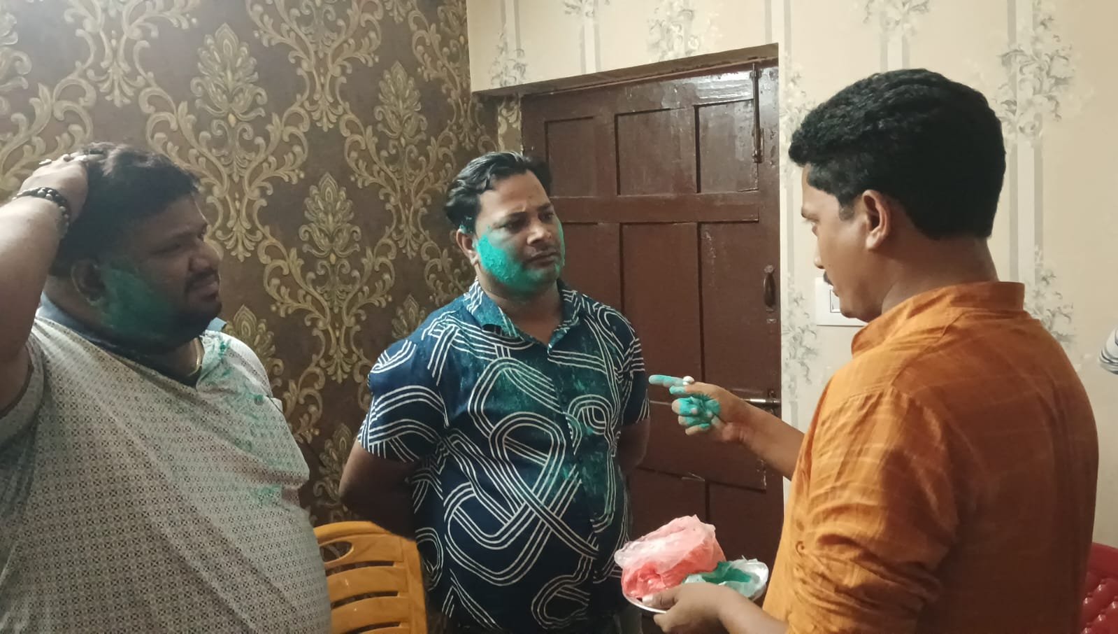 গেরুয়া আবির খেলেই কেউ বিজেপি হয়ে যায় না, বিজয় সিংকে ঘিরে বারাবনিতে রাজনৈতিক বিতর্ক