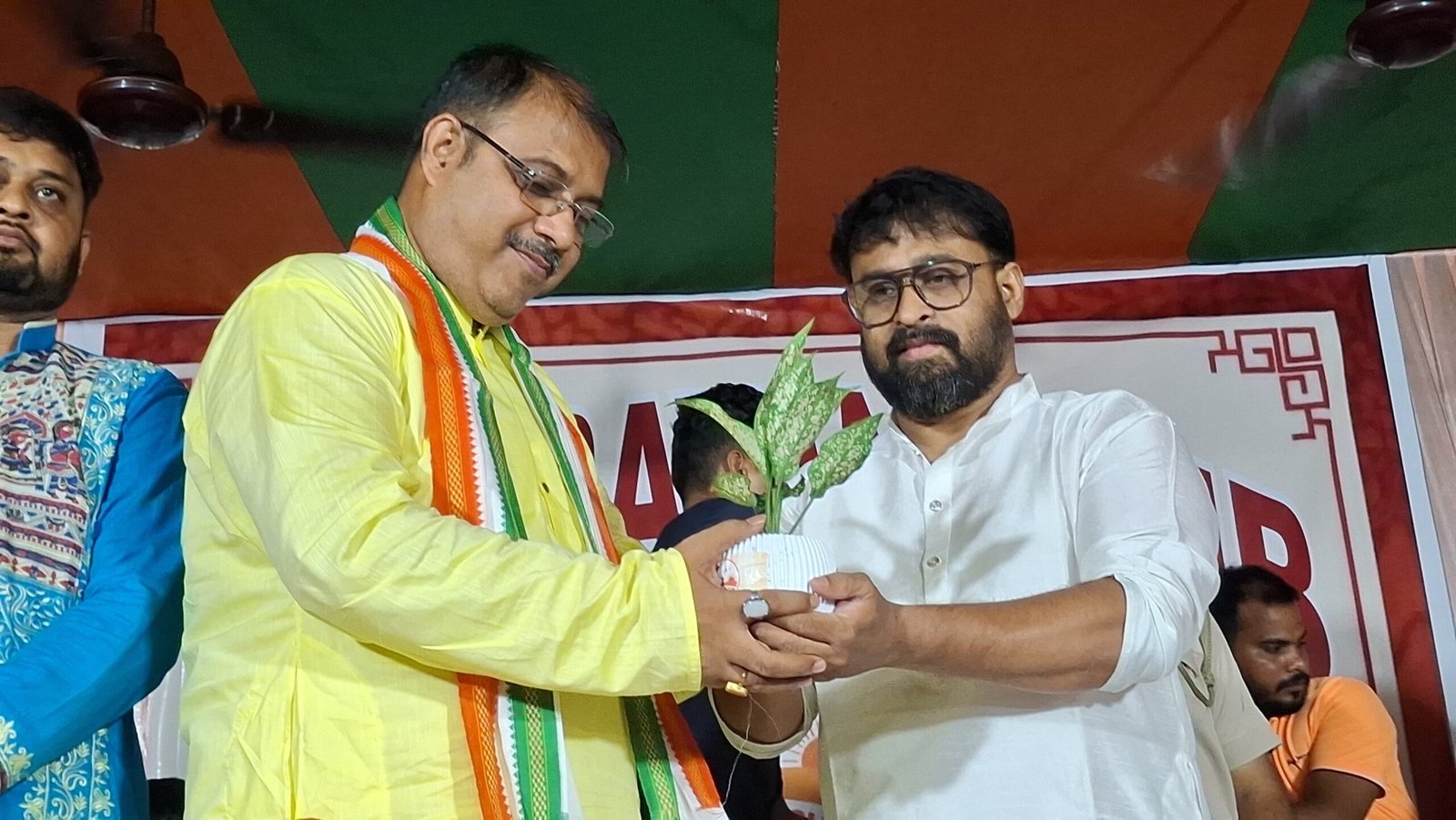 জন্মদিনে রক্তদান করে মানবতার বার্তা দিলেন বিজেপি বিধায়ক কৃষ্ণেন্দু মুখার্জি