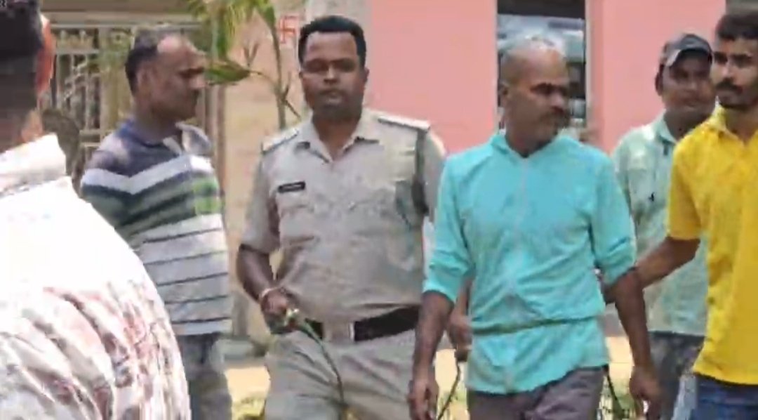 পাণ্ডবেশ্বরে পুলিশের গাড়ি ঘিরে ডিম বৃষ্টি, গ্রেপ্তার বালিমাফিয়া যুধিষ্ঠির ঘোষ ও তৃণমূল নেতা নিতাই অধিকারী