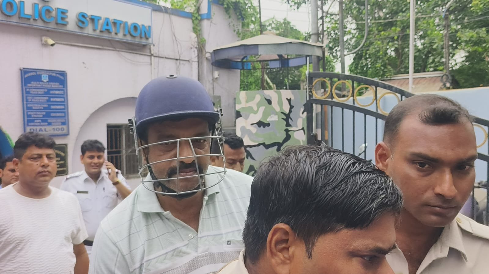 तृणमूल के कद्दावर नेता भोला सिंह गिरफ्तार, अदालत परिसर में 'चोर-चोर' के नारों के बीच अंडों की बौछार