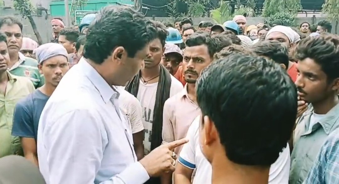 শ্রমিক গ্রেফতার ঘিরে উত্তাল রানীগঞ্জের জয় বালাজি কোম্পানি, কাজ বন্ধ রেখে বিক্ষোভ