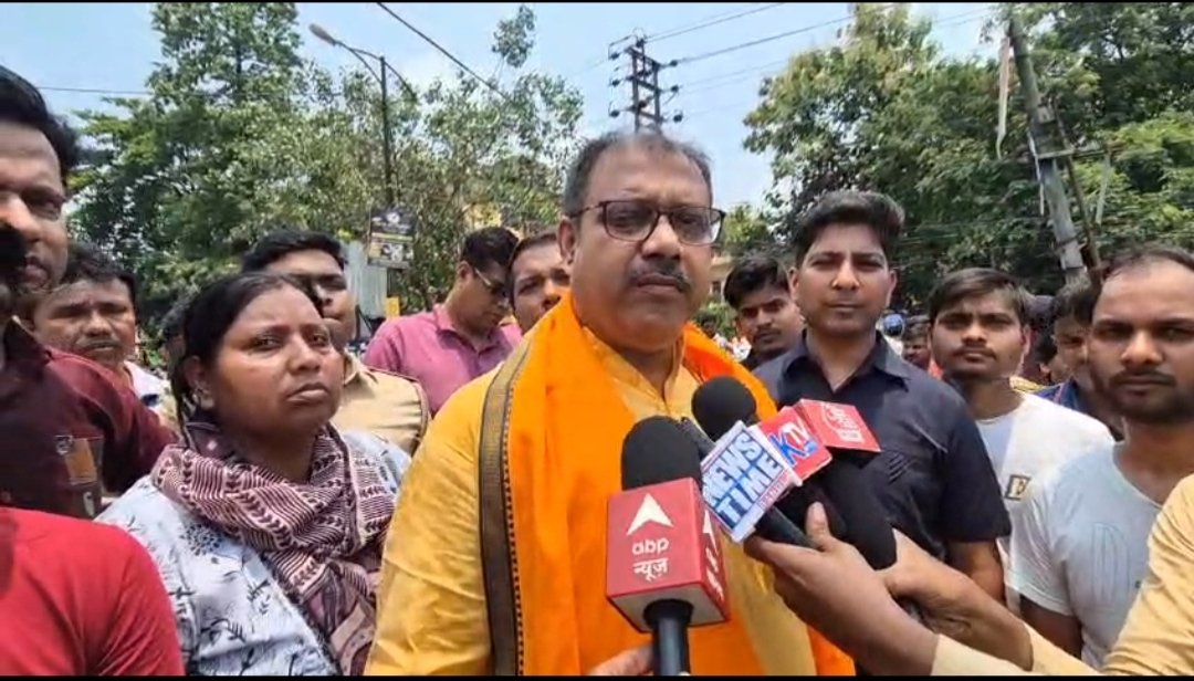 আসানসোলে পথ দুর্ঘটনায় যুবকের মৃত্যু, আহত ১; জিটি রোড অবরোধ, বিধায়কের আশ্বাসে স্বাভাবিক পরিস্থিতি