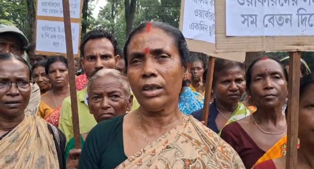 দুর্গাপুরে সাফাই কর্মীদের স্মারকলিপি, সরকারি সুযোগ-সুবিধা ও বেতন বৃদ্ধির দাবিতে বোরো অফিসে বিক্ষোভ