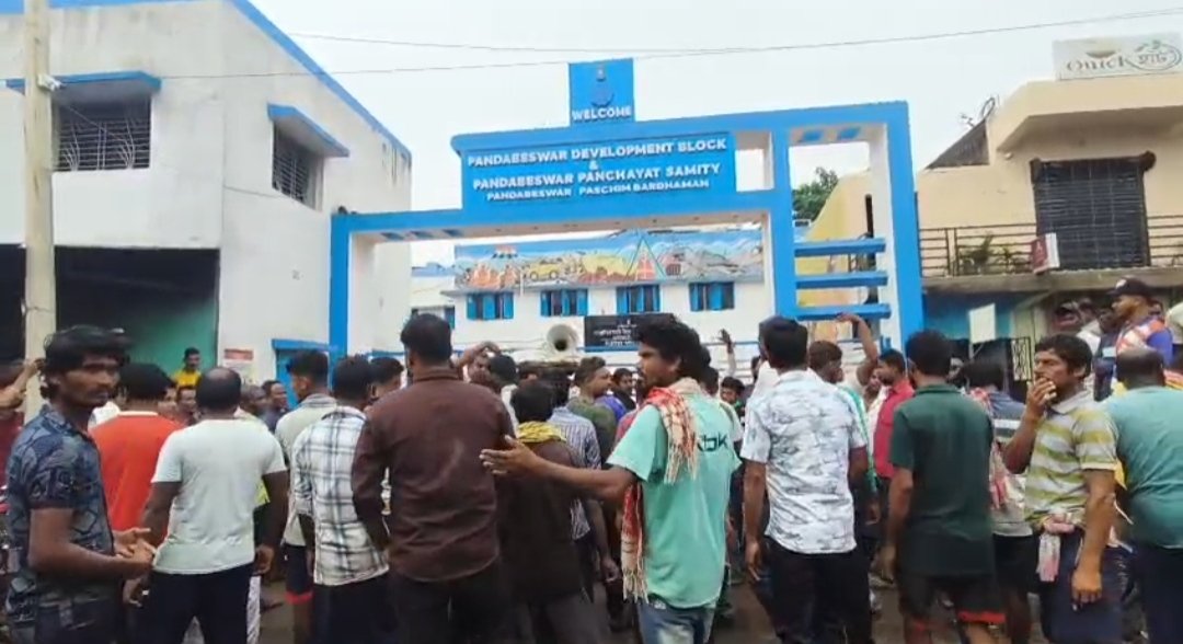 चार महीनों से रेत की कमी के कारण बेरोजगार पांडबेश्वर के निर्माण मजदूर, न्यायमूल्य पर रेत की मांग को लेकर बीडीओ के ऑफिस के सामने