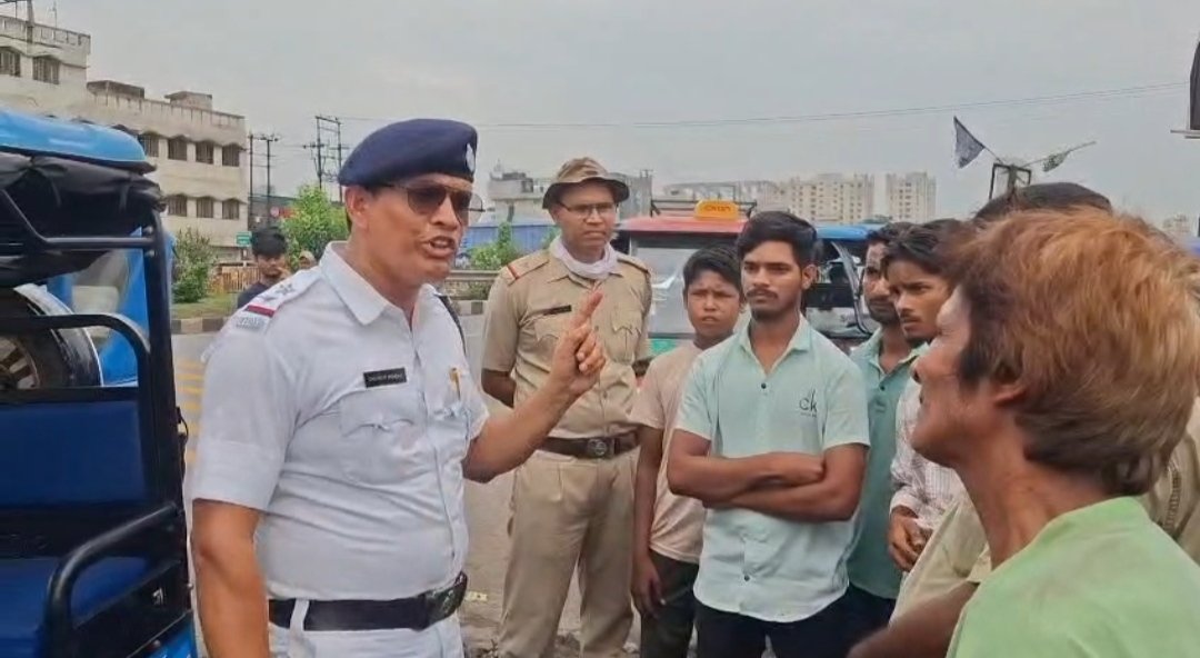জাতীয় সড়কে টোটোর বিরুদ্ধে কড়া অভিযান, একের পর এক গাড়ি আটক ও জরিমানা দুর্গাপুর ট্রাফিক পুলিশের