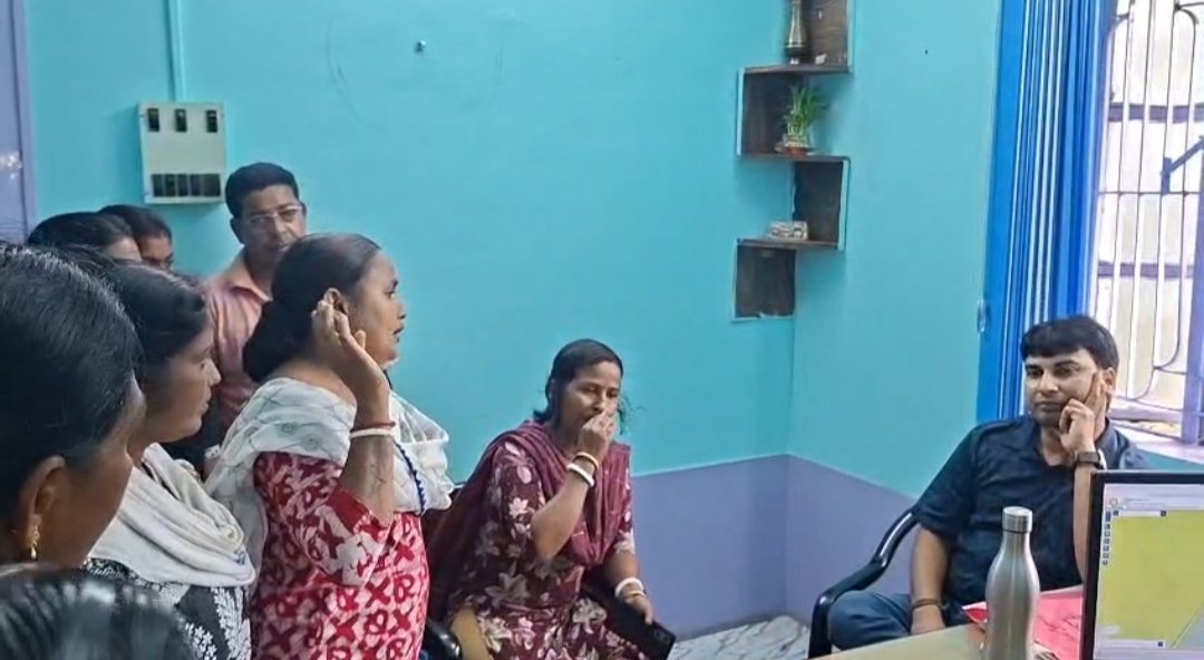Due to non-receipt of money from Annapurna warehouse, a delegation of women from Jamuria's 7th ward went to the Boro office