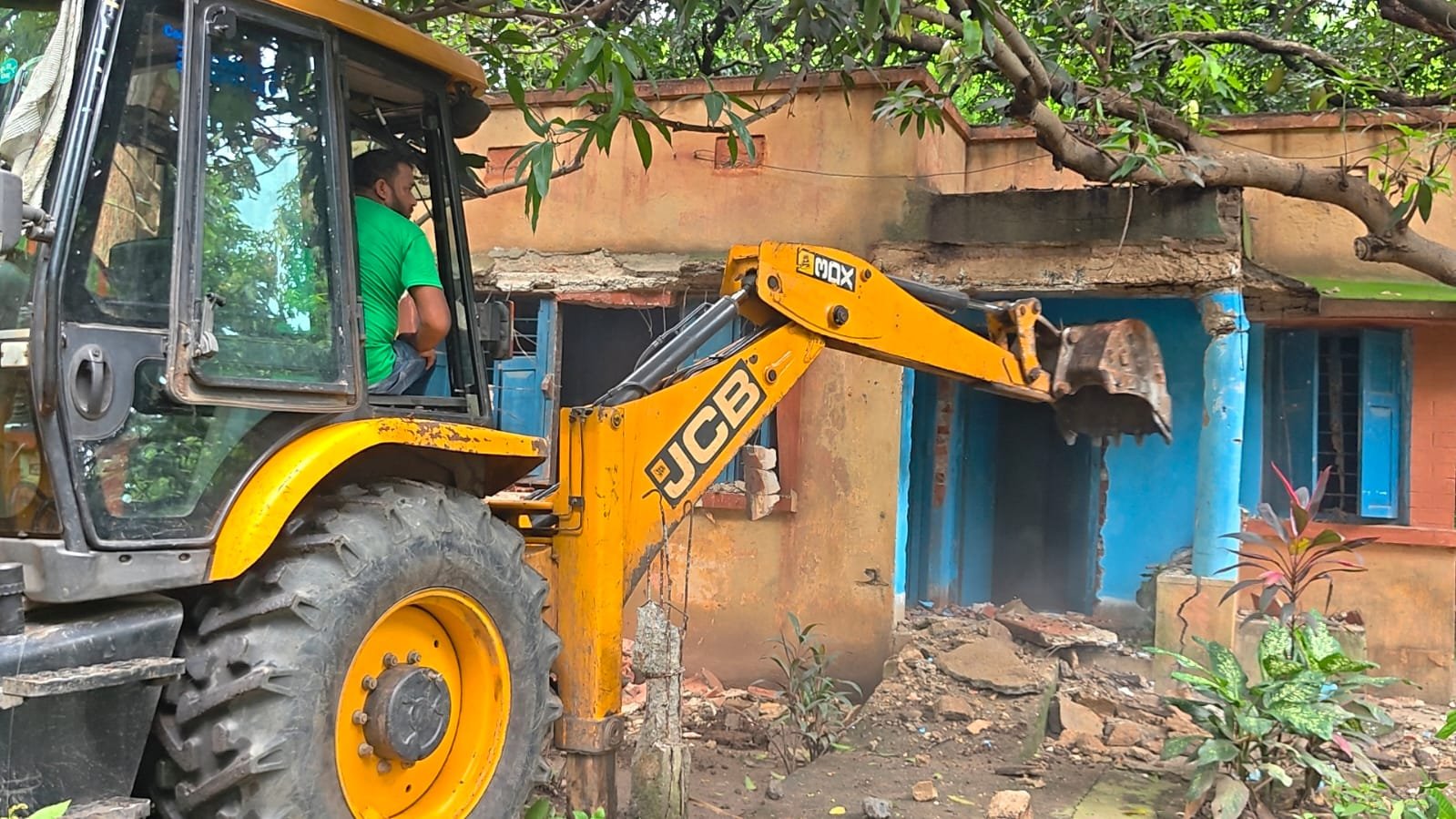 বর্ষার মাঝেই ডিভিসির লেফ্ট ব্যাংকে বুলডোজার অভিযান, ভাঙল ১১০ আবাসনের পথে; বিপাকে শতাধিক পরিবার
